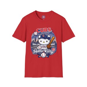 Camiseta de Hello Kitty de los Chicago Cubs / Camiseta de béisbol de Chicago / Camiseta con el horizonte del Wrigley Field / Ropa adorable para aficionados al béisbol / Camiseta unisex para el día del partido imagen 4