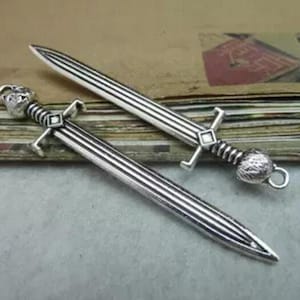 10pcs 15*66mm Katze Kopf Schwert Anhänger