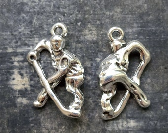 10pcs Hockey player charms pendant---25x16mm Antique silver DIY jewelry handmade base material