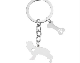 Porte-clés pendentif cavalier king charles spaniel en acier inoxydable avec os