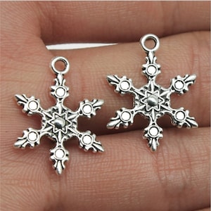 20 colgantes de copo de nieve de 23 x 17 mm en plata antigua o bronce antiguo. Ideales para hacer joyas.