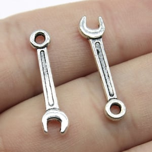 レンチチャームスパナペンダント50個---24 x 5 mmアンティークシルバーDIYジュエリー手作りベース素材