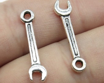 50 colgantes con forma de llave inglesa --- 24 x 5 mm. Material base para joyería DIY hecha a mano en plata antigua.