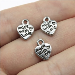 50 Stück Herz Gemacht mit Liebe Charms Anhänger