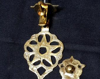 Aldaba de puerta marroquí de latón macizo, hecha a mano, para decoración de exteriores.