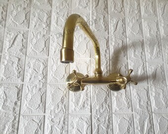 Grifo de pared de latón sin lacar, estilo vintage a la vista
