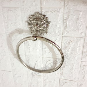 Suporte de toalhas prateado para banheiro, suporte de toalhas de latão com acabamento prateado para parede, anel de toalha gravado à mão, toalha de luxo com cabeça de leão, suporte de anel de toalha