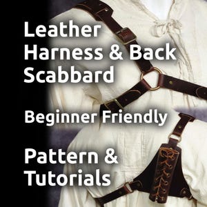 Könnte beinhalten: Braunes Ledergeschirr und Scheide mit einer Messing-Schnalle und einem Ring. Das Geschirr wird über einem weißen Hemd getragen. Der Text "Leather Harness & Back Scabbard" und "Beginner Friendly Pattern & Tutorials" ist auf dem Bild zu sehen.