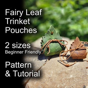 Puede incluir: Dos bolsas de baratijas en forma de hoja, una verde y otra marrón, con cierres de cordón de cuero. Las bolsas se muestran sobre una superficie de piedra. El texto a la izquierda dice "Fairy Leaf Trinket Pouches, 2 tamaños, Principiante Amigable, Patrón y Tutorial."