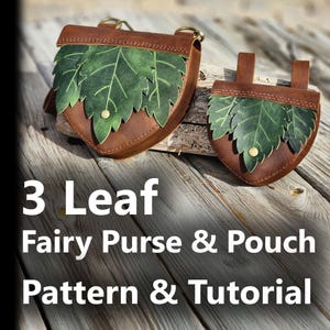 Puede incluir: Dos bolsos de cuero marrón con detalles de hojas verdes. El bolso más grande tiene una correa para el hombro y un anillo dorado. La bolsa más pequeña tiene trabillas. El texto de la imagen dice "3 Leaf Fairy Purse & Pouch Pattern & Tutorial."