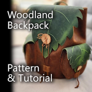 Może przedstawiać: Brązowy skórzany plecak z zielonymi akcentami w kształcie liści i dwiema bocznymi kieszeniami. Plecak posiada zapięcie na guzik i tekst "Woodland Backpack Pattern & Tutorial".