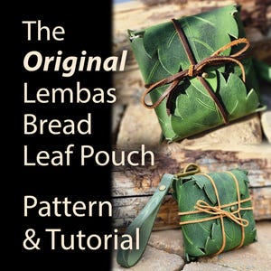 Può includere: Una pochette in pelle verde con un design a foglia e cinturini in pelle marrone. La pochette è legata con un nastro in pelle marrone e ha il testo "The Original Lembas Bread Leaf Pouch Pattern & Tutorial" sullo sfondo.