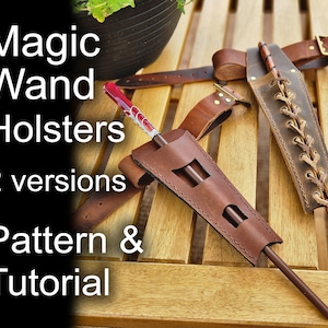 Puede incluir: Dos fundas de cuero para varitas mágicas, una con cierre de encaje y la otra con solapa. Ambas fundas son marrones y tienen un lazo para el cinturón. El texto "Magic Wand Holsters 2 versions Pattern & Tutorial" se muestra sobre un fondo negro.