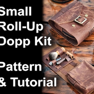 Peut inclure: Un nécessaire de toilette en cuir marron roulé avec une fermeture à rabat et une boucle. Le kit est ouvert et contient un blaireau, un rasoir, un coupe-ongles et une petite bouteille. Le kit est sur une surface en bois. Petit nécessaire de toilette à rouler - Patron et tutoriel