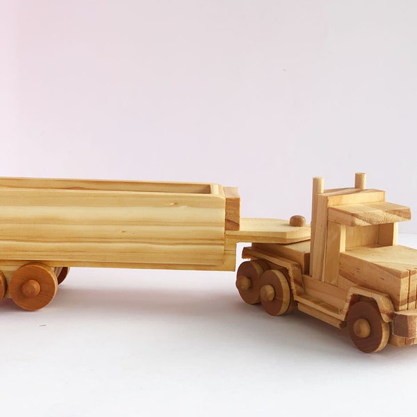 Camion en bois, avec remorque