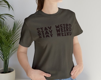Bleiben Sie seltsam - seltsames Grafik-T-Shirt, Funky Tshirt, trendige Tees, gewellt, jeden Tag Tee, seltsames Shirt, Unisex Tee