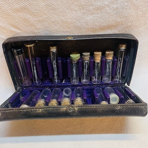 Antiguo médico viajero médico boticario cuero remedio kit estuche de viaje con frascos de pastillas