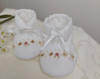 Fancy baby dress booties, white cotton infant shoes, hand embroidered baby slippers, baby party slippers, baby shoes, embroidered footwear