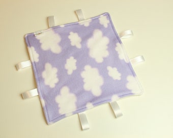 Manta de etiqueta de lana en malva con nubes blancas, manta sensorial para niños, juguete de etiqueta de vellón de 2 capas