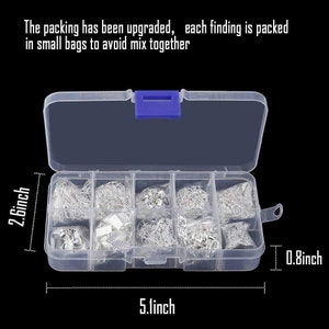 Pode incluir: Uma caixa de armazenamento de pl&aacute;stico transparente com tampa azul que cont&eacute;m pequenos sacos de achados de joias prateadas. A caixa mede 13 cm de comprimento, 6,6 cm de largura e 2 cm de altura.