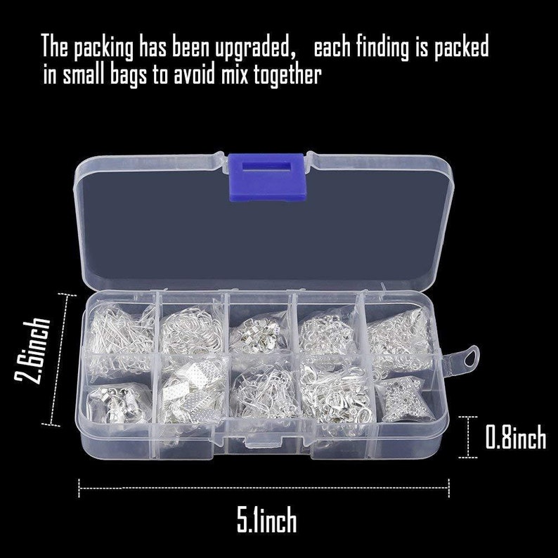 Pode incluir: Uma caixa de armazenamento de pl&aacute;stico transparente com tampa azul que cont&eacute;m pequenos sacos de achados de joias prateadas. A caixa mede 13 cm de comprimento, 6,6 cm de largura e 2 cm de altura.