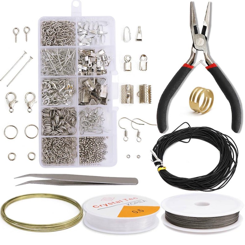 Pode incluir: Um kit de fabrica&ccedil;&atilde;o de joias com uma variedade de achados prateados, incluindo an&eacute;is de salto, fechos, ganchos para brincos e contas. O kit tamb&eacute;m inclui um alicate, um carretel de cord&atilde;o el&aacute;stico preto, um carretel de fio dourado e uma pin&ccedil;a.