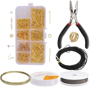 Pode incluir: Um conjunto de suprimentos para fazer joias de ouro em uma caixa de armazenamento de pl&aacute;stico transparente. O conjunto inclui an&eacute;is de salto, pinos de cabe&ccedil;a, ganchos para brincos, contas e fio. Tamb&eacute;m est&atilde;o inclu&iacute;dos um par de alicates, um carretel de fio preto e dois carret&eacute;is de fio el&aacute;stico transparente. A caixa tem o texto "Crystal Tee Korea 0.5" impresso nela.