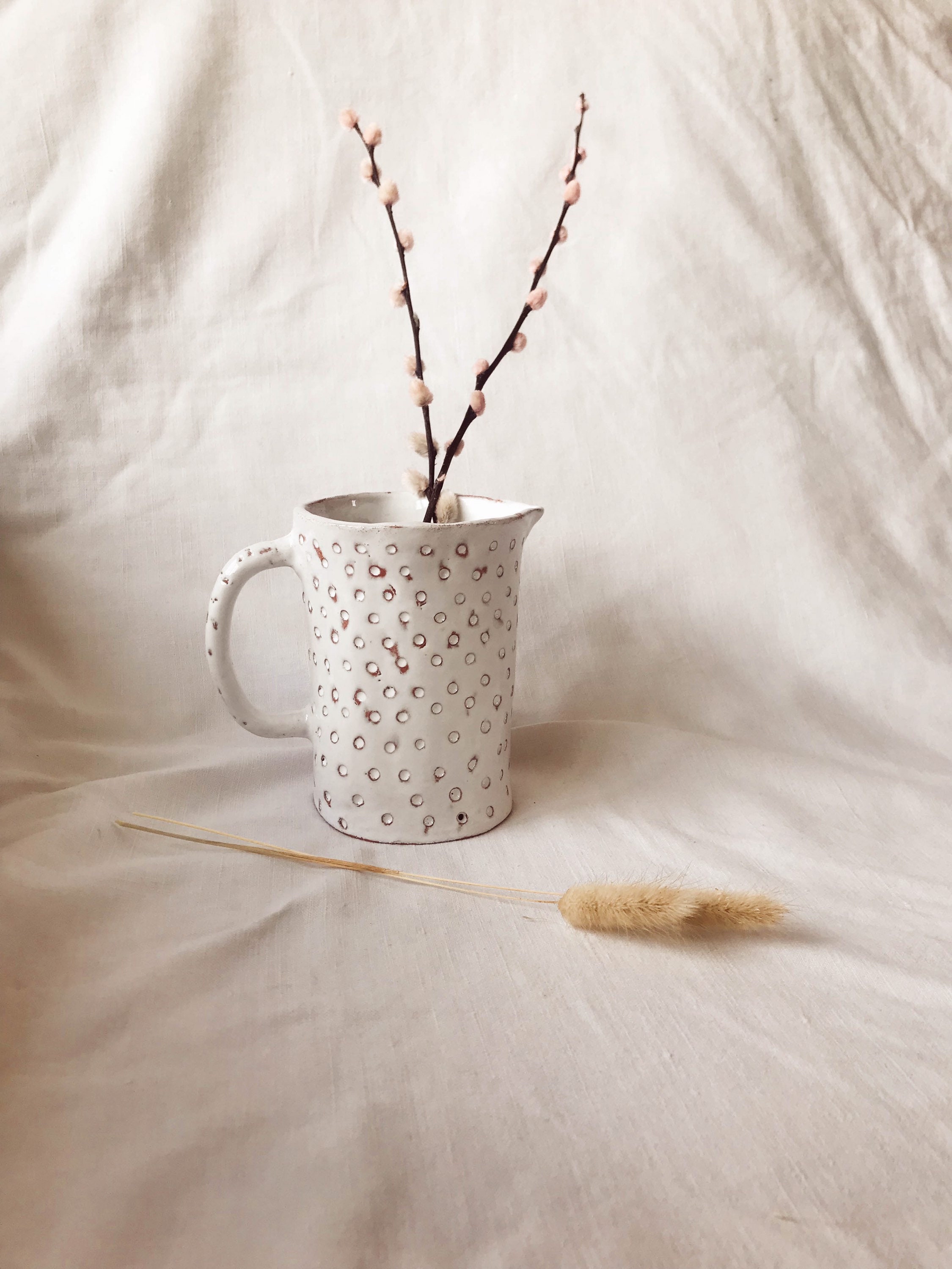 Carafe Blanche à Pois Artisanal en Céramique