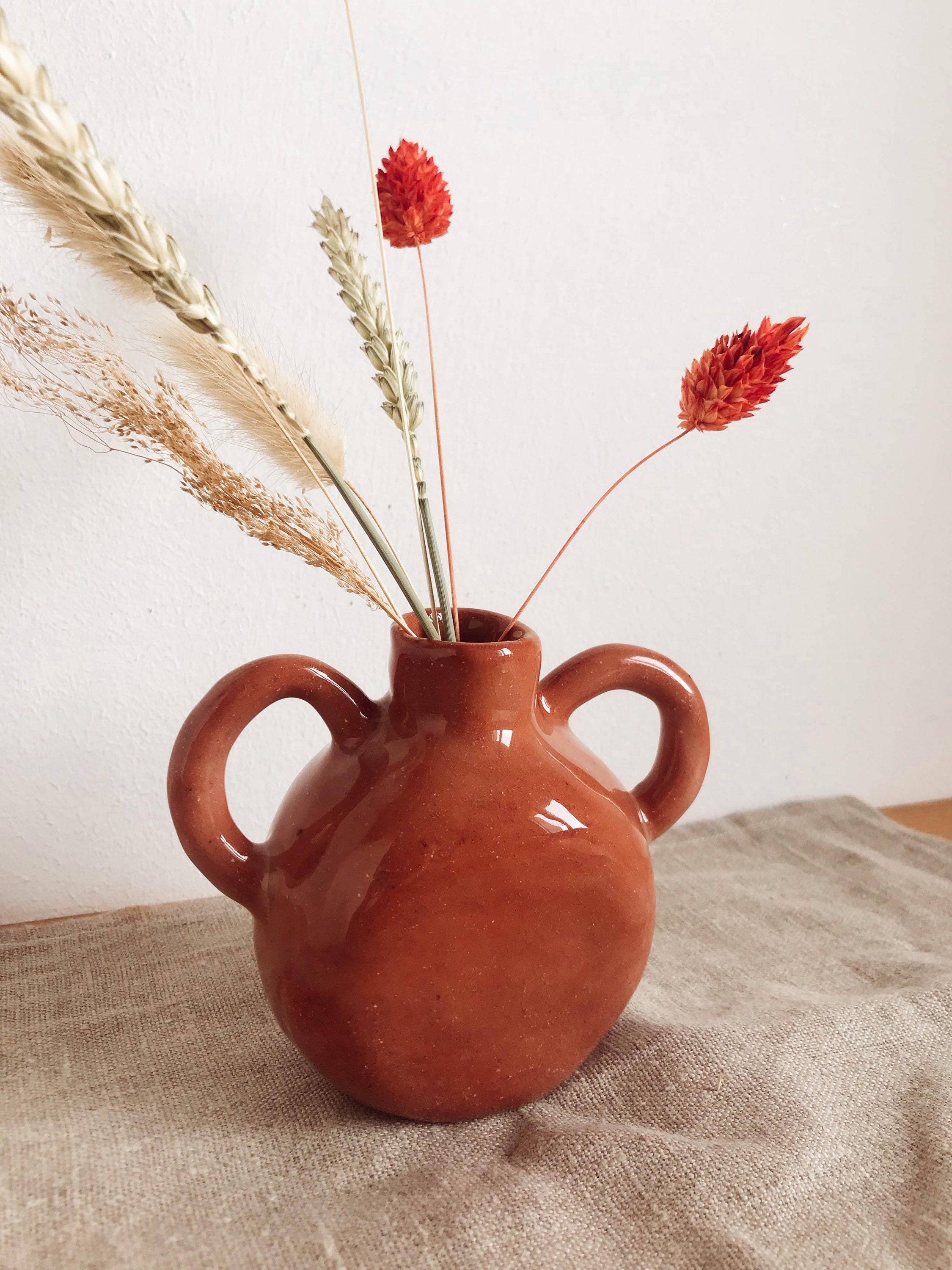 Vase Soliflore avec Oreilles en Céramique, Terre Rouge Brillant.