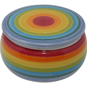 Könnte beinhalten: Eine runde Schmuckdose aus Keramik mit Deckel, die ein farbenfrohes Regenbogenmuster aufweist. Die Dose und der Deckel sind mit konzentrischen Kreisen in Rot, Orange, Gelb, Grün, Blau und Lila bemalt. Ein farbenfroher Aufbewahrungsbehälter.