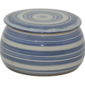 Könnte beinhalten: Eine weiße Keramik-Butterdose mit blau-weißem Streifenmuster. Der Deckel hat ein wirbelndes Muster.