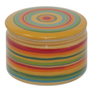 Könnte beinhalten: Eine runde Keramikdose mit Deckel. Die Dose und der Deckel sind mit konzentrischen Kreisen in verschiedenen Farben verziert, darunter Gelb, Orange, Rot, Grün und Blau. Die Dose hat eine glänzende Oberfläche und eine einfache, zylindrische Form.
