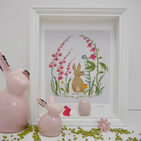 NEU Stickbild "Hase im Glück" gerahmt Kreuzstich nach KissyCross 20x25cm Osterdeko Osterhase