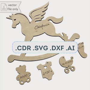 Może przedstawiać: Wycinanka drewniana przedstawiająca konika na biegunach ze skrzydłami, wózek dziecięcy, body i pluszowego misia. Konik na biegunach ma napisane imię "Stefania". Wózek dziecięcy ma datę "04.10.2023". Body ma napisany numer "4120". Pluszowy miś ma napisany numer "10.00". Konik na biegunach ma 53 cm długości.