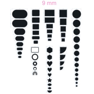 Peut inclure: Un ensemble de formes d&eacute;coup&eacute;es en noir et blanc de 9 mm, comprenant des cercles, des carr&eacute;s, des rectangles, des ovales, des c&oelig;urs, des &eacute;toiles, des hexagones et des arches. Les formes sont dispos&eacute;es en colonnes et en rang&eacute;es sur un fond blanc.