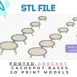 Puede incluir: Archivo STL digital para impresión 3D de bases para maceteros de ganchillo con patas. La imagen muestra múltiples plataformas circulares de color beige con patas pequeñas, dispuestas en dos filas. Texto: STL FILE, Ready-to-print support-free, FOOTED CROCHET CACHEPOT BASES 3D PRINT MODELS.