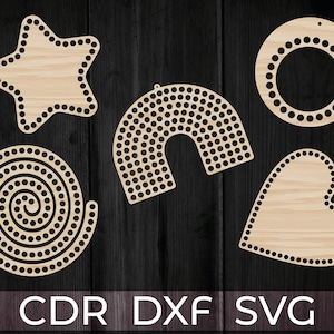 Peut inclure: Cinq ornements en bois avec un motif de points. Les ornements sont en forme d'&eacute;toile, de c&oelig;ur, de cercle, de spirale et d'arche. Les ornements sont adapt&eacute;s &agrave; l'artisanat et &agrave; la d&eacute;coration.