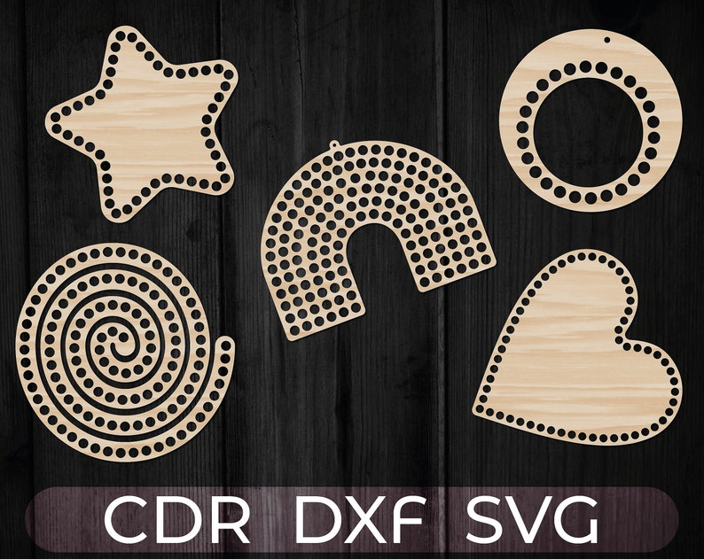 Peut inclure: Cinq ornements en bois avec un motif de points. Les ornements sont en forme d'&eacute;toile, de c&oelig;ur, de cercle, de spirale et d'arche. Les ornements sont adapt&eacute;s &agrave; l'artisanat et &agrave; la d&eacute;coration.