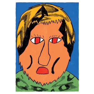 Op de afbeelding: Een cartoonillustratie van een persoon met blond haar, rode ogen en een groen-zwart gepatroneerd shirt. De persoon heeft een grote neus en een serieuze uitdrukking.