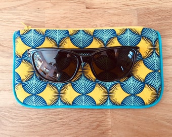 trousse / étui à lunettes doublé et molletonné en tissu wax bleu et jaune moutarde