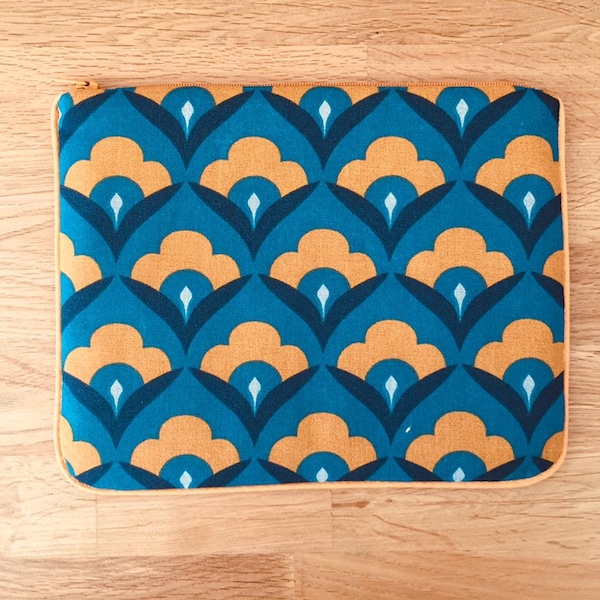 pochette molletonnée en tissu bleu et jaune moutarde imprimé fleurs vintage