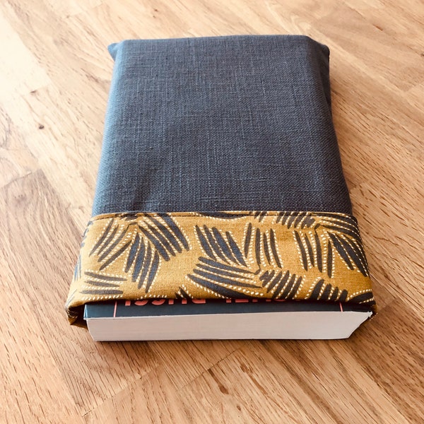 Pochette pour livre broché grand format en tissu réversible gris anthracite et jaune moutarde imprimé feuillage