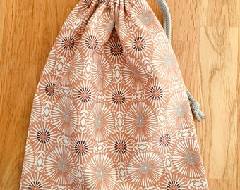 sac à coulisses, pochon, sac fourre-tout, sac à vrac tissu rose motifs géométriques