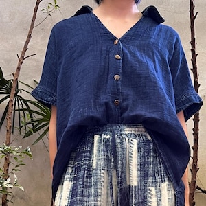 Blusa tingida à mão Indigo com caimento relaxado | Camisa minimalista com botões | Camisa de algodão neutra | Camisa Bluehour