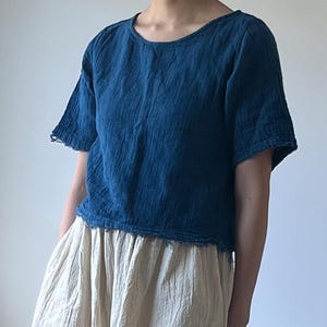 Blusa de algodão tingido com índigo | Camisa de gaze com borda crua | Camiseta quadrada tingida à mão | Roupas minimalistas Wabi Sabi | Blusa Rawlight em índigo