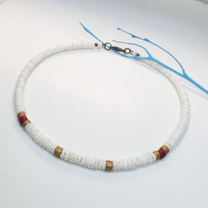 Choker in conchiglia Puka bianca: collana da surfista bohémien