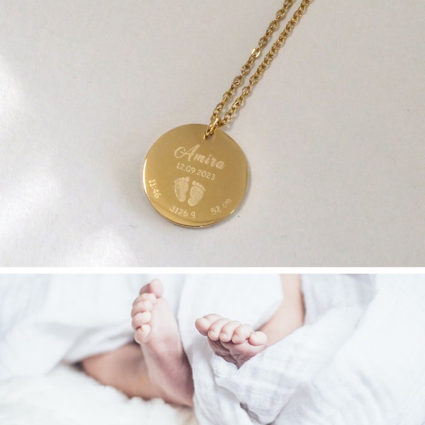 Gravierte Halskette für Mamas – Geburtskette - Babyfüße – Namenskette – Taufe -Edelstahl - Silber, Roségold oder Gold