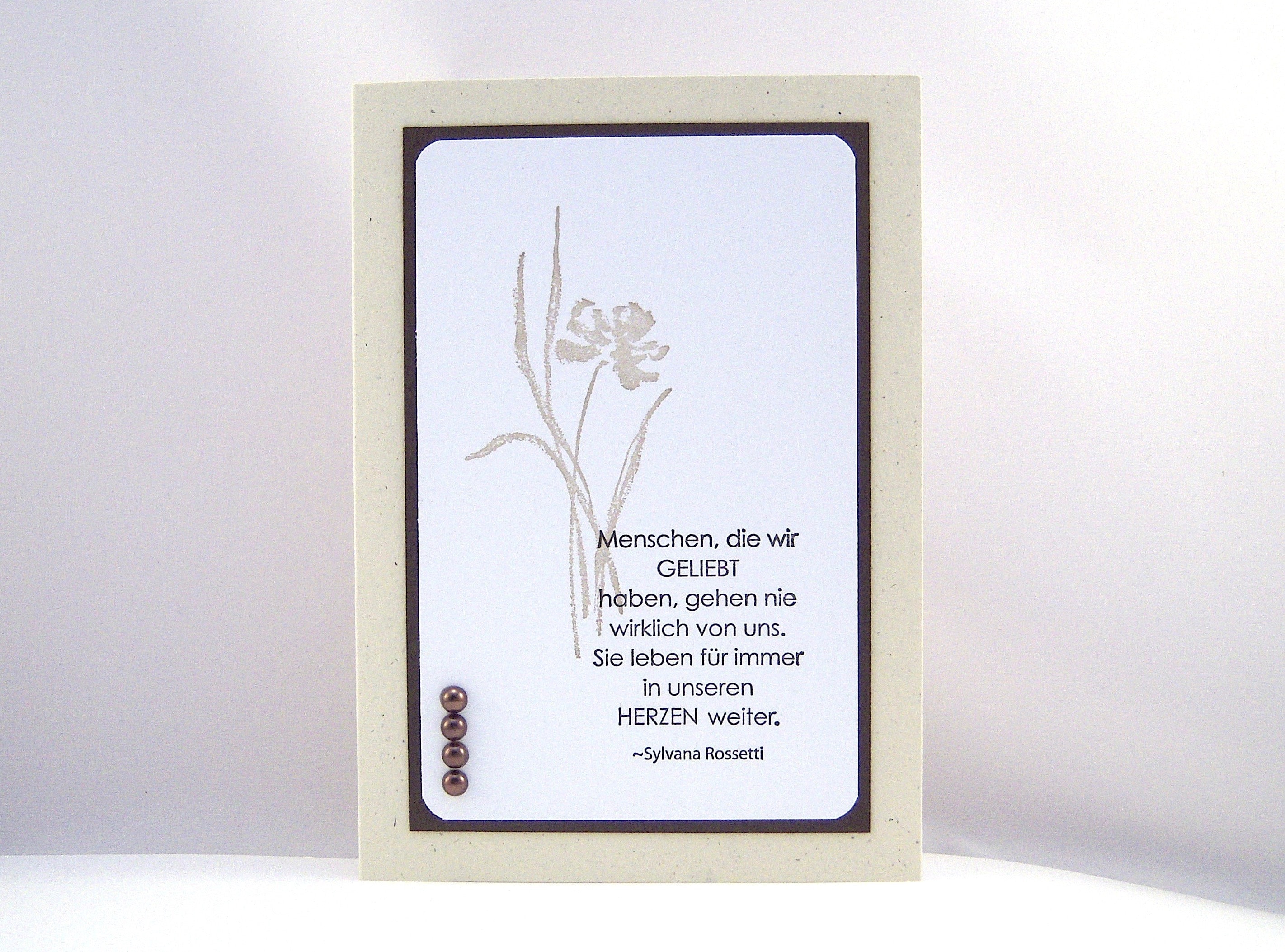 Trauerkarte in unseren Herzen handgemacht Blume Beileidskarte creme