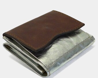 Compact, small designer wallet for men made of leather and paper in silver – Modern, creative & unique