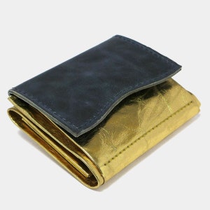 Lässiger Designer Geldbeutel für Herren in Gold und Blau – Kompakt, Sportlich, Langlebig – Münzfach, Geldscheinfach & 4 Kartenfächer – Leder